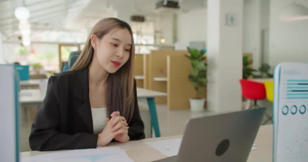 Jonge Zelfverzekerde Vrolijke Aziatische Zakenvrouw Online Conferentie Met Collega Vrouwelijke — Stockvideo