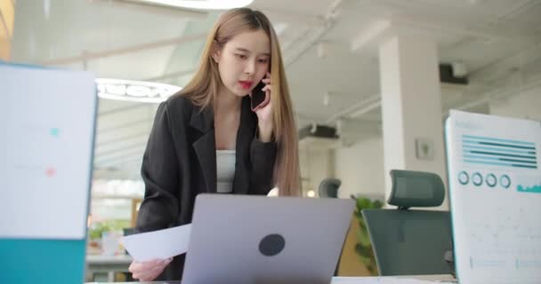 Ung Upptagen Asiatisk Affärskvinna Arbetar Projekt Pappersarbete Prata Telefon Med — Stockvideo
