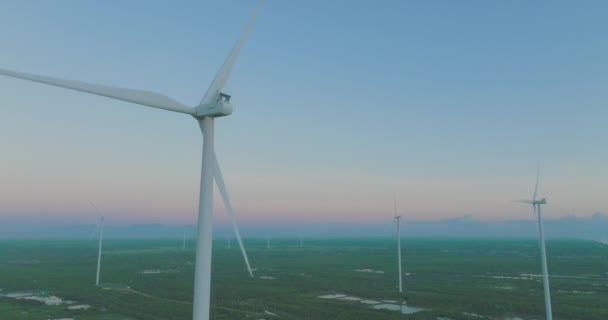 从空中看日落时分的风力涡轮机发电场 无人机飞越风车农场 产生清洁可再生能源 促进可持续发展绿色生态世界 — 图库视频影像