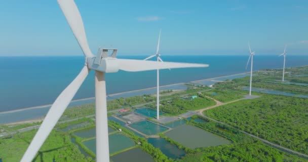 Letecký Pohled Pole Větrných Turbín Pro Výrobu Energie Modrou Slunnou — Stock video