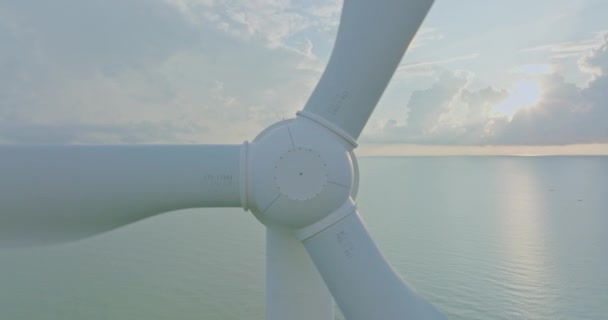 Letecký Pohled Pole Větrných Turbín Pro Výrobu Energie Modrou Oblohou — Stock video