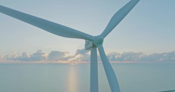 空中俯瞰着蓝天的离岸风力涡轮机场 海洋中的风车农场 用于能源生产 在夏天为可持续发展生产清洁的可再生能源 — 图库视频影像