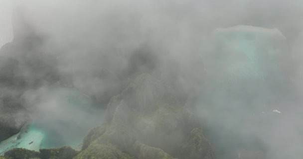 在泰国的克雷比 空中俯瞰着被浓雾覆盖的菲菲群岛 吸引游客的旅游胜地 无人机从玛雅海滩上空的薄薄的云彩中喷出 海水中闪烁着蓝色的绿松石 — 图库视频影像