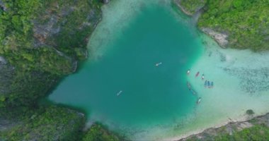 Tayland, Krabi Phuket 'in Phi Phi adalarının hava manzarası. Maya sahili üzerinde harika mavi turkuaz deniz suyuyla insansız hava aracı görüntüleri. Yaz tatilinde turistik eğlence..