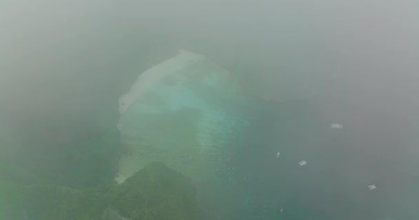 제도를 공중에서 내려다보면 수있다 아름다운 청록색 바닷물을 머금은 구름을 해변에서 — 비디오