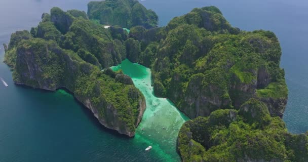 泰国克雷比普吉的菲菲群岛旅行地标的空中景观 令人惊奇的是 无人驾驶飞机在玛雅海滩上空拍下了美丽的蓝色绿松石海水 暑假的旅游景点 — 图库视频影像