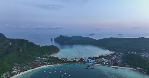 공중에서 Don Island Travel Landmark Krabi Thailand 아름다운 청록색 바닷물의 — 비디오