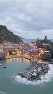 İtalya, Vernazza 'nın dikey gün batımı hiperlapesi. Renkli bir uçurum kenti. Liguria' nın ünlü Cinque Terre dağları. Sahil yolculuğu köyü..