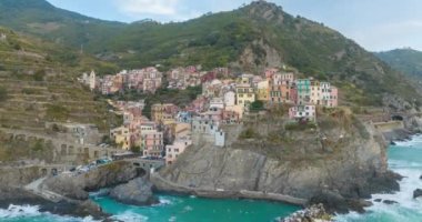 Manarola 'nın Sabah Hiperlapası, İtalya Renkli Kayalık Kasabası. Liguria' nın ünlü Cinque Terre 'sinin sahil dağı. Sahil yolculuğu köyü..