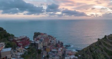 Manarola 'nın Günbatımı Hiper kayması, İtalya Renkli Uçurum Kasabası ünlü Cinque Terre, Liguria' nın sahil dağı, Kuzey İtalya yaz mevsiminde Tyrhenian Denizi 'nde. Sahil yolculuğu köyü..