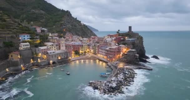 Flygfoto Sunset Hyperlapse Vernazza Italien Färgglada Cliffside Town Seaside Mountainous — Stockvideo