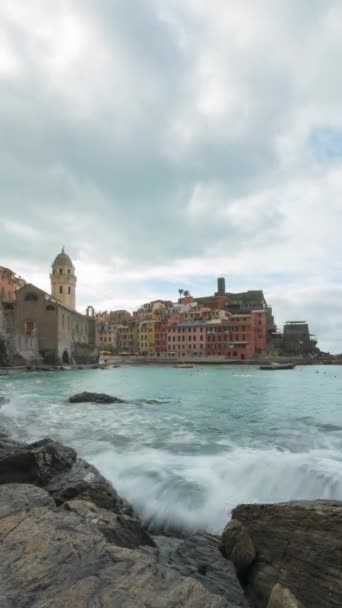 Vertikal Tid Förflutit Skott Vernazza Italien Färgglada Cliffside Town Seaside — Stockvideo