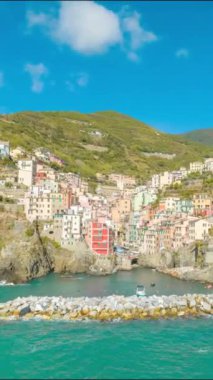 Riomaggiore 'nin dikey Sabah Hiperlapesi, İtalya Renkli Kayalık Kenti ünlü Cinque Terre, Liguria, İtalya' nın deniz kenarındaki dağı. Sahil yolculuğu köyü..