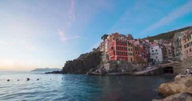 Riomaggiore 'nin Hava Sunset Hiperlapse' si, İtalya Renkli Uçurum Kenti ünlü Cinque Terre, Liguria, Kuzey İtalya 'nın sahil kenti. Sahil yolculuğu köyü..