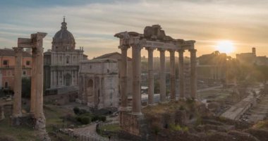Roma Forumu 'nun tarihi kalıntılarının sabah vaktinin dolması. Roma Forumu üzerinde gün doğumu ünlü antik Roma, İtalya seyahati simgesi. Şehrin merkezinde arkeolojik alan ve popüler turistik ilgi merkezi.
