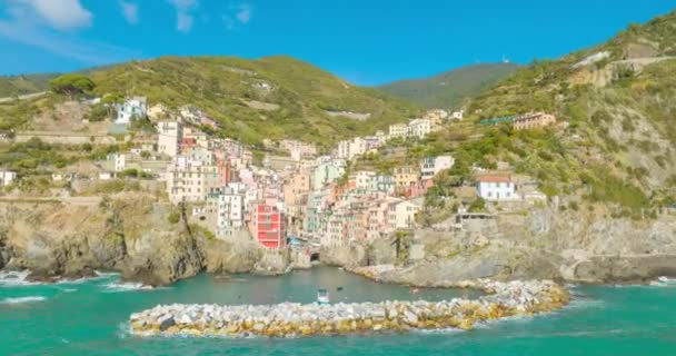 Aerial Morning Hyperlapse Riomaggiore Itália Colorido Cliffside Town Litoral Montanhoso — Vídeo de Stock