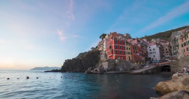 Flygfoto Sunset Hyperlapse Riomaggiore Italien Färgglada Cliffside Town Vid Havet — Stockvideo