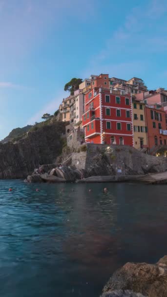 Vertikal Antenn Sunset Hyperlapse Riomaggiore Italien Färgglada Cliffside Town Vid — Stockvideo