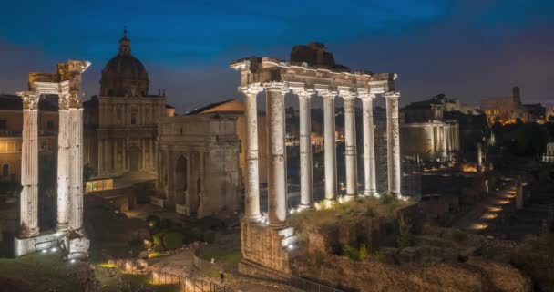 歴史的なローマのフォーラムの遺跡の夜から日の時間の経過 Forum Romanumは イタリアのローマの有名な古代旅行のランドマークです 市内中心部の考古学遺跡や人気の観光スポット — ストック動画