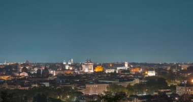 4K panoramik çatı manzarası Roma 'nın güzel şehir manzarası dağlar şehri ve bulutlar gece vakti gökyüzünde. Roma, Terrazza del Pincio tepesinden. İtalya.