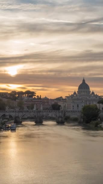 息をのむような日没ローマのバチカン市内中心部にある聖ピーター広場と大聖堂の時間経過イタリア 有名な旅行や宗教観光のランドマーク 独立国家 ローマカトリック教会 — ストック動画