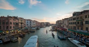 Venedik, İtalya, Avrupa 'daki Rialto Köprüsü' nden Büyük Kanal 'ın gün batımı zaman çizelgesi. Zaman atlamalı akşam aydınlatması Venedik şehir ışıkları ve ünlü romantik gondollar. Seyahat Hedefi.