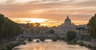 Roma 'nın Vatikan şehir merkezindeki Aziz Peter Meydanı ve Katedral Bazilikası' nın nefes kesen günbatımı, İtalya 'nın ünlü seyahat ve dini turizm tarihi, Bağımsız Devlet, Roma Katolik Kilisesi.