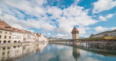 Ünlü Chapel Köprüsü ve Lucerne Gölü 'nün (Vierwaldstattersee) bulunduğu tarihi şehir merkezi sabah bulutlu bir günde ve mavi gökyüzünde, Lucerne Kantonu, İsviçre. Sonbaharda turizm beldesi.