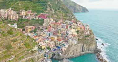 Manarola 'nın hava aracı manzarası, İtalya Renkli Uçurum Kenti Sahil Dağları ünlü Cinque Terre, Liguria, Kuzey İtalya yaz günü Tyrhenian Denizi' nde. Sahil yolculuğu köyü..