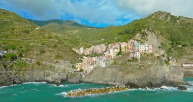 Manarola 'nın hava aracı manzarası, İtalya Renkli Uçurum Kenti Sahil Dağları ünlü Cinque Terre, Liguria, Kuzey İtalya yaz günü Tyrhenian Denizi' nde. Sahil yolculuğu köyü..