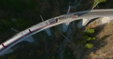 Buzul ve Bernina ekspres İsviçre Alpleri yaz mevsimi manzaralı Landwasser Viyaduct dünya mirası manzarası. Hava aracı Filisur, İsviçre 'deki ünlü dağdan geçen kırmızı treni vurdu..