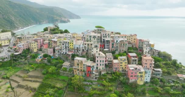Flygdrönare Landskap Corniglia Italien Färgglada Cliffside Town Seaside Mountainous Berömda — Stockvideo