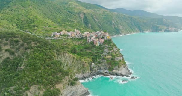 Paisagem Aérea Drone Corniglia Itália Colorido Cliffside Town Litoral Montanhoso — Vídeo de Stock