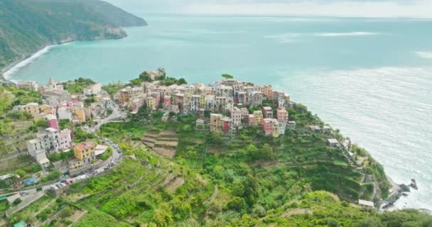 Flygdrönare Landskap Corniglia Italien Färgglada Cliffside Town Seaside Mountainous Berömda — Stockvideo