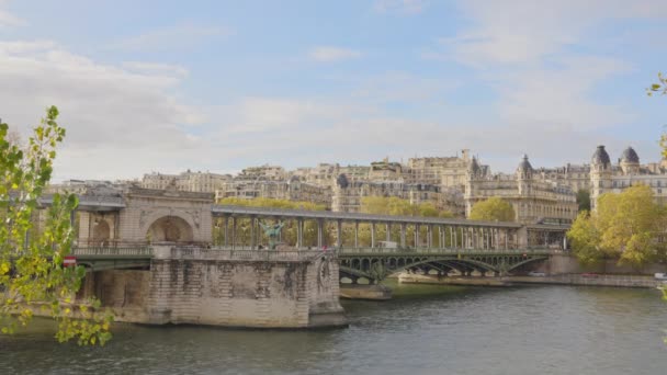 Pařížský Vlak Metra Projíždějící Přes Řeku Seinu Viaduktu Bir Hakeim — Stock video