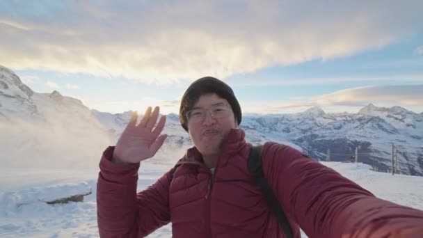 Pov Asiático Masculino Turista Filmación Viaje Video Blog Mirando Cámara — Vídeos de Stock