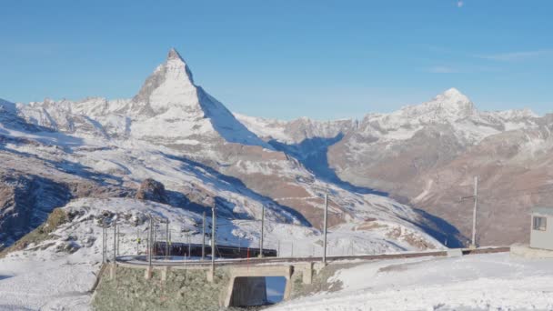 Gornergrat Bahn Järnväg Kör Mot Toppen Station Med Matterhorn Bergstopp — Stockvideo