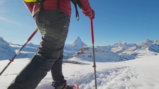 Ασιάτης Πεζοπόρος Σακίδιο Περπάτημα Χιονοπέδιλα Διάσημο Φόντο Matterhorn Περιπέτεια Ορειβάτης — Αρχείο Βίντεο
