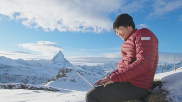 Młody Azjatycki Biznesmen Freelance Siedzi Szczycie Góry Śniegu Pomocą Laptopa — Wideo stockowe