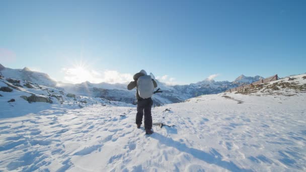 Азиатский Турист Фотограф Альпинист Рюкзаком Поднимающийся Снежную Гору Знаменитым Фоном — стоковое видео