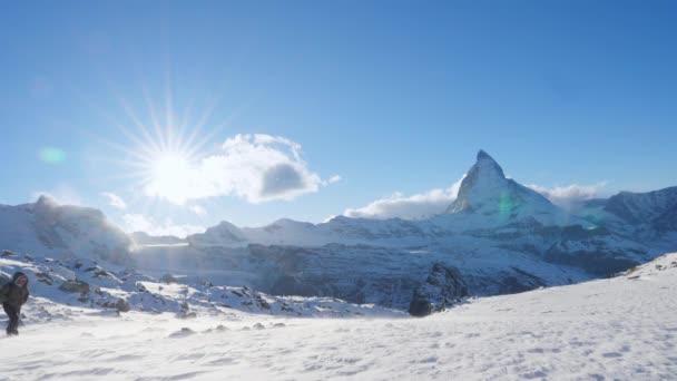 亚洲男性游客 摄影师 背着背包徒步攀登雪山的登山者 有着著名的马特宏峰背景 瑞士旅行 与受欢迎的旅游胜地一起环球旅行 — 图库视频影像