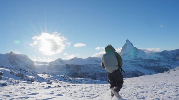 Ασιάτης Τουρίστας Φωτογράφος Ορειβάτης Σακίδιο Περπάτημα Πεζοπορία Μέχρι Χιόνι Βουνό — Αρχείο Βίντεο