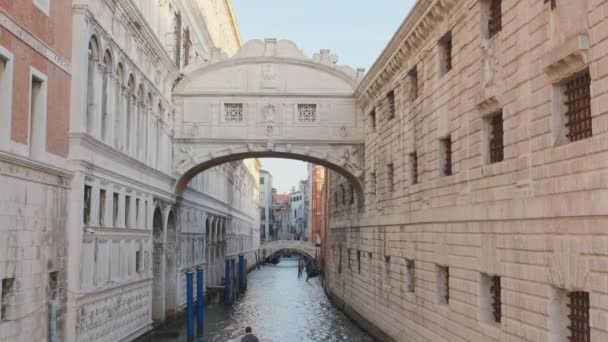 Grand Kanal Med Gondol Och Båtar Venetianska Lagunen Transport Arkitektur — Stockvideo
