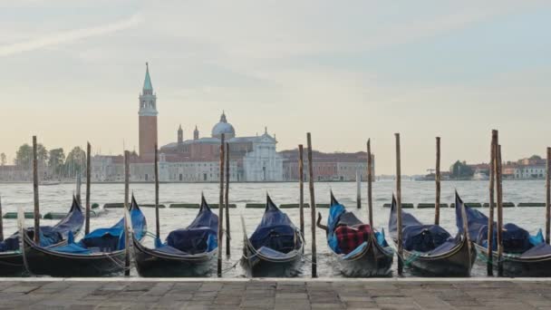 壮观的全景日出 意大利威尼斯圣马可广场和圣乔治教堂附近著名的贡多拉小船的日落景观 欧洲旅行目的地背景 — 图库视频影像