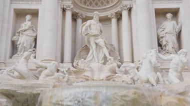 Fontana di Trevi, İtalya 'nın merkezinde yer alan barok simgesi. Roma, İtalya 'nın ünlü turistik merkezi. Trevi Çeşmesi ve Heykeller güneşli bir günde. Avrupa seyahati hedefi geçmişi.