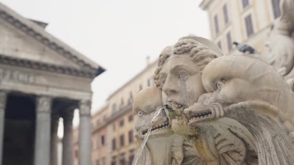 ローマ ローマのデッラ ロトンダ広場にある教皇グレゴリウス13世によって委託されたフォンタナ パンテオンのシネマティックな眺め 閉じる 彫刻の口から流れるゆっくりした動きの水 — ストック動画