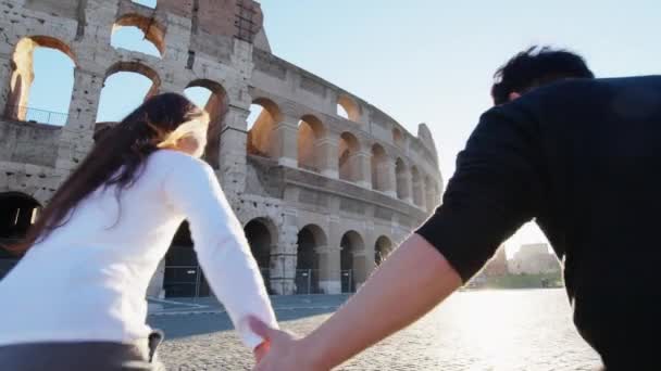 Arkaya Bakan Genç Yetişkin Bir Çift Sabah Güneşiyle Colosseum Ele — Stok video