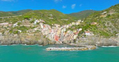 Riomaggiore 'un hava aracı manzarası, İtalya Renkli Uçurum Kasabası ünlü Cinque Terre' nin sahil dağı, Liguria, Kuzey İtalya yaz günü Tyrhenian Denizi 'nde. Sahil yolculuğu köyü..