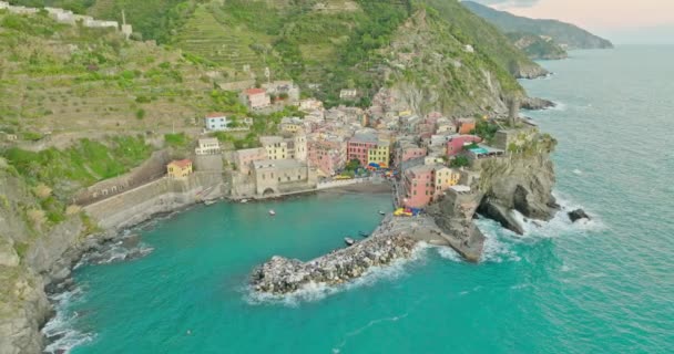 Paisagem Aérea Drone Vernazza Itália Colorido Cliffside Town Litoral Montanhoso — Vídeo de Stock