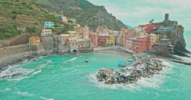 Letecká Drone Krajina Vernazza Itálie Barevné Cliffside Město Přímořské Hory — Stock video